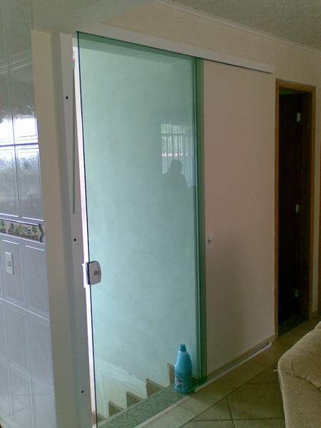 porta de banheiro de vidro